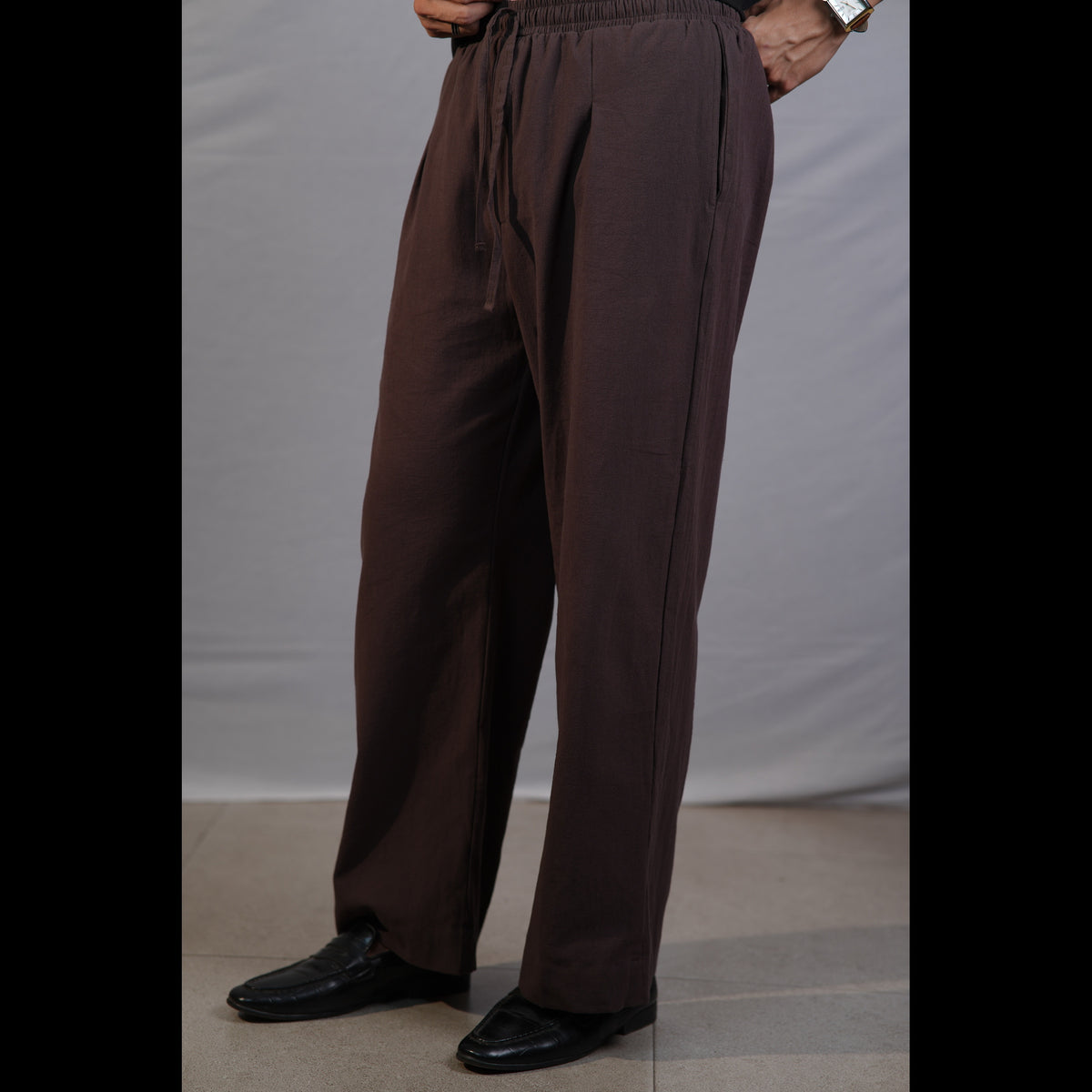 Pull-On Linen Trousers in Brown