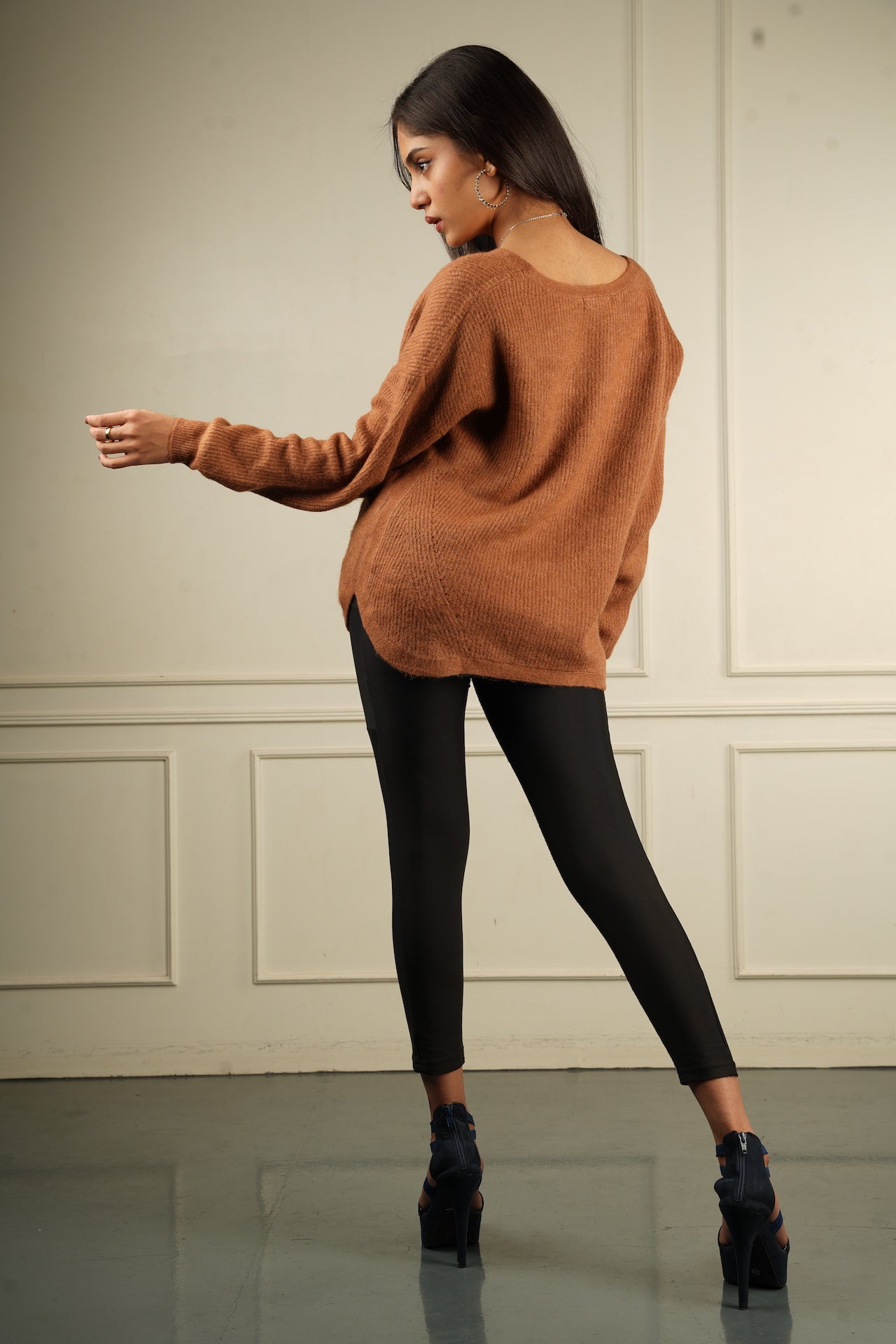 Cinnamon Oversized V-Neck Sweater - Bosphorus Fashion Ltd.
